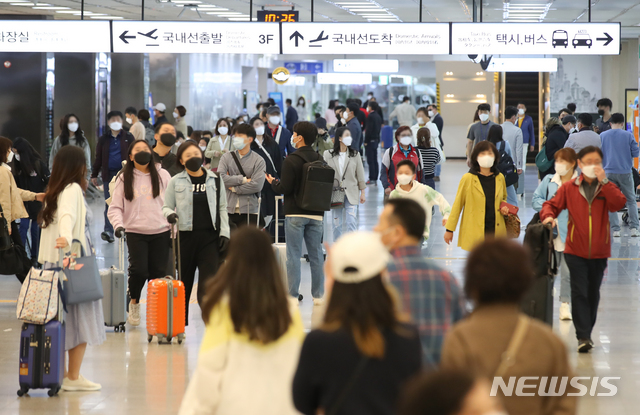 [제주=뉴시스]우장호 기자 = 어린이날인 5일 오전 휴일을 제주에서 보내려는 관광객들의 발걸음이 이어지며 제주국제공항 1층 도착장이 붐비고 있다. 2021.05.05. woo1223@newsis.com