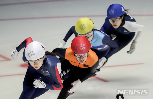 [서울=뉴시스]김병문 기자 = 5일 오후 서울 노원구 태릉빙상장에서 열린 2021/22시즌 1차 쇼트트랙 국가대표 선발대회 여자 500m 결승 경기, 심석희(흰색모자), 김지유(빨간모자), 최민정(노란모자), 이유빈(파란모자)가 역주하고 있다. 2021.05.05. dadazon@newsis.com