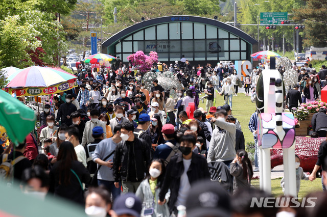 [과천=뉴시스]고범준 기자 = 어린이날인 5일 경기도 과천시 서울대공원을 찾은 시민들이 여유로운 시간을 보내고 있다. 2021.05.05. bjko@newsis.com
