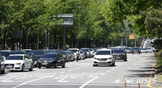 [과천=뉴시스]고범준 기자 = 어린이날인 5일 경기도 과천시 서울대공원 주차장으로 시민들의 차량이 줄지어 들어오고 있다. 2021.05.05. bjko@newsis.com