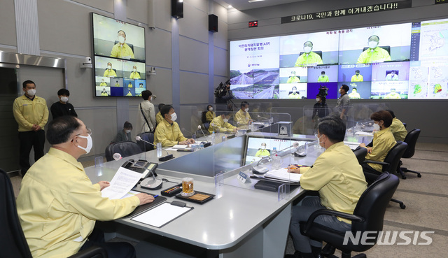 [서울=뉴시스]조수정 기자 = 홍남기 국무총리 직무대행이 5일 오후 서울 종로구 정부서울청사에서 아프리카돼지열병(ASF) 관계장관회의를 주재, 모두발언 하고 있다. 2021.05.05. chocrystal@newsis.com