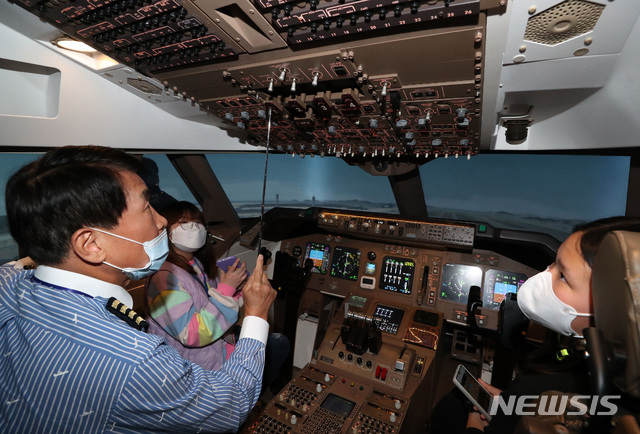 [서울=뉴시스] 공항사진기자단 = 지난 2021년 5월5일 오후 서울 강서구 티웨이항공훈련센터에서 열린 '항공의 꿈을 만나다'에서 학생들이 기내 조종석에 앉아 체험을 하고 있다. 행사는 어린이날을 맞아 티웨이항공과 국립항공박물관이 강서구 초등학생을 초청해 진행했다. 2023.04.30. photo@newsis.com