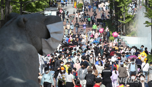 [서울=뉴시스]김병문 기자 = 어린이날인 5일 오후 서울 광진구 어린이대공원이 시민들로 붐비고 있다. 2021.05.05. dadazon@newsis.com