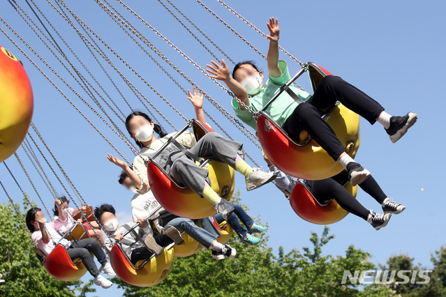 [서울=뉴시스]김병문 기자 = 서울 광진구 어린이대공원에서 어린이들이 놀이기구를 즐기고 있다. 2021.05.05. dadazon@newsis.com