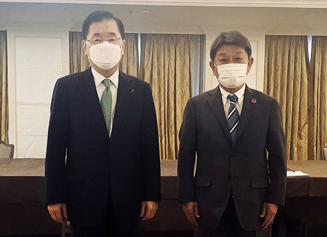 [서울=뉴시스]홍효식 기자 = G7 외교·개발장관회의 참석차 영국을 방문 중인 정의용 외교부 장관과 모테기 도시미쓰 일본 외무상이 5일(현지시간) 기념촬영을 하고 있다. (사진=외교부 제공) 2021.05.05. photo@newsis.com