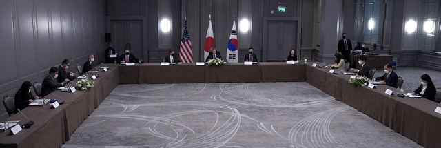 [서울=뉴시스]홍효식 기자 = G7 외교·개발장관회의 참석차 영국을 방문 중인 정의용 외교부 장관과 토니 블링컨 미 국무부 장관, 모테기 도시미쓰 일본 외무상이 5일(현지시간) 한미일 외교장관 회의를 하고 있다. (사진=외교부 제공) 2021.05.05. photo@newsis.com *재판매 및 DB 금지