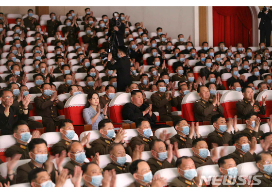 [서울=뉴시스]6일 북한 조선노동당 기관지 노동신문은 김정은 당 총비서 겸 국무위원장이 지난 5일 부인 리설주, 당·군 고위 간부들과 함께 만수대예술극장에서 군인가족예술소조공연을 관람했다고 보도했다. (사진=노동신문 갈무리) 2021.05.06