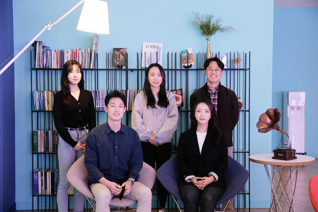 [울산=뉴시스] 구미현 기자 = UNIST(울산과학기술원) 에너지화학공학과 김건태 교수팀은 액상 암모니아를 전기로 분해해 순도 100%에 가까운 그린수소를 대량 생산하는 데 성공했다고 6일 밝혔다. 사진은 양예진 연구원, 김정원 연구원, 조효이 연구원, 성아림 연구원, 김건태 교수.(오른쪽 아래부터 시계방향순) 2021.05.06. photo@newsis.com *재판매 및 DB 금지