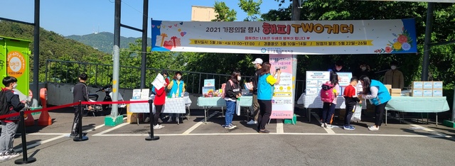  [부산=뉴시스] 허상천 기자 =부산 동구종합사회복지관은 5월 가정의 달을 맞아 지난 3일과 4일 이틀간 워킹스루 이벤트 ‘해피 TWO게더’를 진행했다. 이틀간 진행된 행사에서 아이들이 만든 카네이션은 오는 어버이날에 동구 지역 어르신들께 전달하고 따뜻한 마음을 함께 나눌예정이다. 2021.05.06. (사진 = 부산 동구종합사회복지관 제공) photo@newsis.com *재판매 및 DB 금지