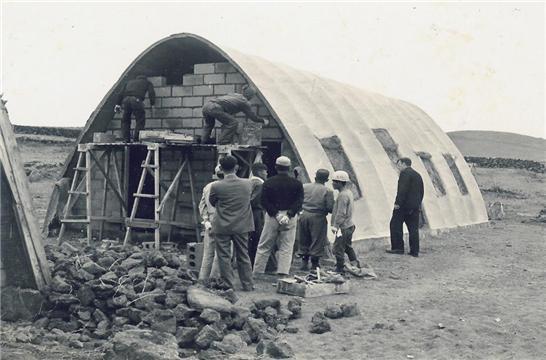 1960년대 초 테시폰식 주택을 짓고 있는 모습.(제주도 제공)  *재판매 및 DB 금지