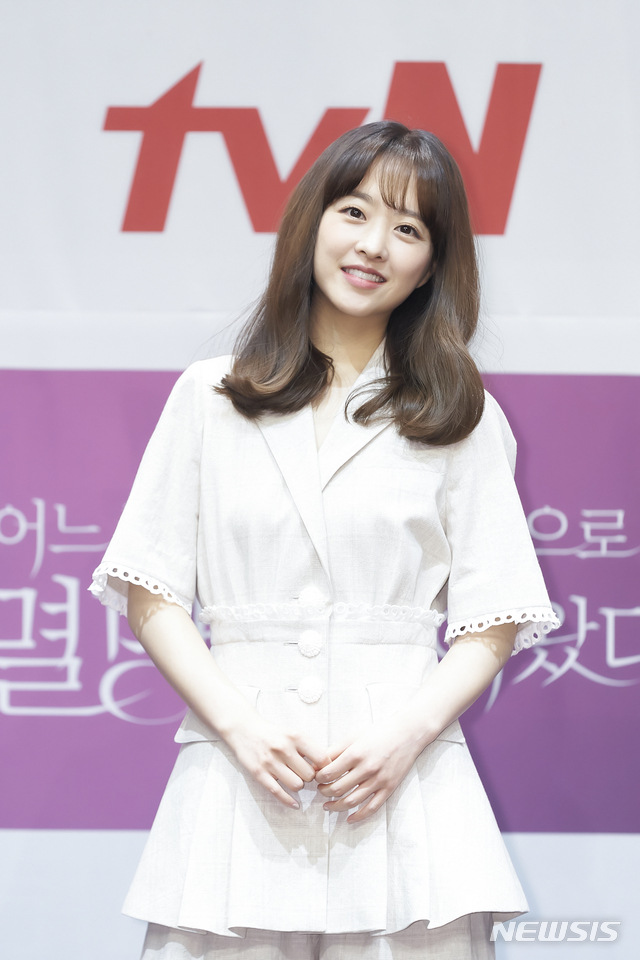 [서울=뉴시스]배우 박보영이 6일 진행된 tvN 새 월화드라마 '어느 날 우리 집 현관으로 멸망이 들어왔다' 제작발표회에 참석했다. (사진=tvN 제공) 2021.05.06. photo@newsis.com