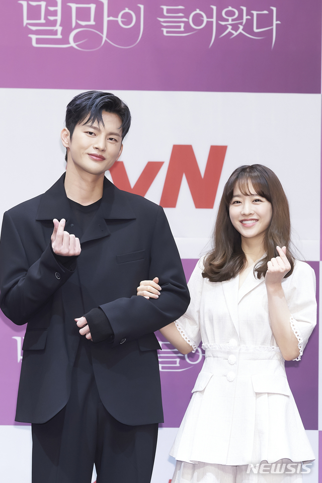 [서울=뉴시스]배우 서인국과 박보영이 6일 진행된 tvN 새 월화드라마 '어느 날 우리 집 현관으로 멸망이 들어왔다' 제작발표회에 참석했다. (사진=tvN 제공) 2021.05.06. photo@newsis.com