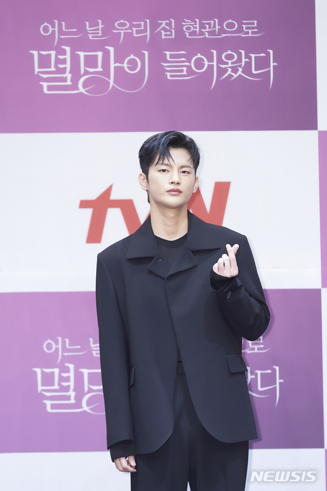 [서울=뉴시스]배우 서인국이 6일 진행된 tvN 새 월화드라마 '어느 날 우리 집 현관으로 멸망이 들어왔다' 제작발표회에 참석했다. (사진=tvN 제공) 2021.05.06. photo@newsis.com