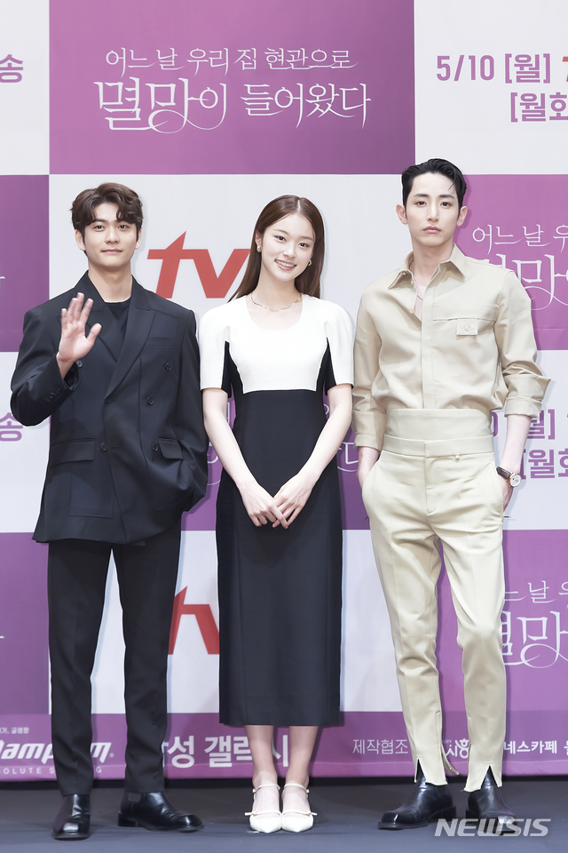 [서울=뉴시스]배우 강태오, 신도현, 이수혁이 6일 진행된 tvN 새 월화드라마 '어느 날 우리 집 현관으로 멸망이 들어왔다' 제작발표회에 참석했다. (사진=tvN 제공) 2021.05.06. photo@newsis.com
