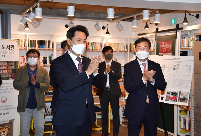 [서울=뉴시스] 오세훈 서울시장이 6일 고려대학교 캠퍼스타운 창업 카페를 방문하고 있다. (사진=서울시 제공) 2021.05.06. photo@newsis.com  *재판매 및 DB 금지