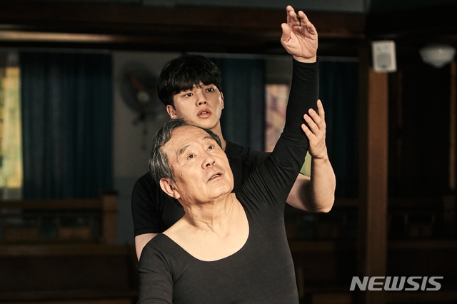 [서울=뉴시스]배우 박인환과 송강. tvN '나빌레라' 스틸. (사진=tvN 제공) 2021.05.06. photo@newsis.com
