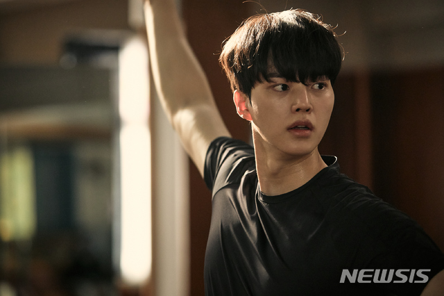 [서울=뉴시스]배우 송강. tvN '나빌레라' 스틸. (사진=tvN 제공) 2021.05.06. photo@newsis.com