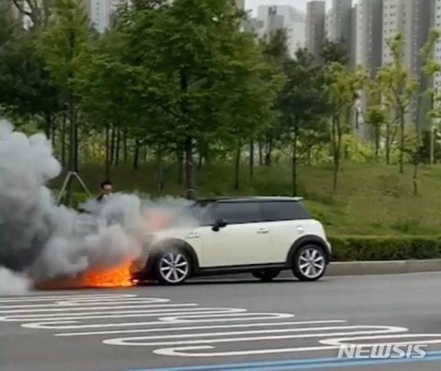 [인천=뉴시스] 김동영 기자 = 6일 오후 인천 서구 청라국제도시 한 도로에서 주행 중이던 미니쿠퍼 차량 엔진룸에서 불이 났다. 2021. 5. 6. (사진=송영훈씨 제공)