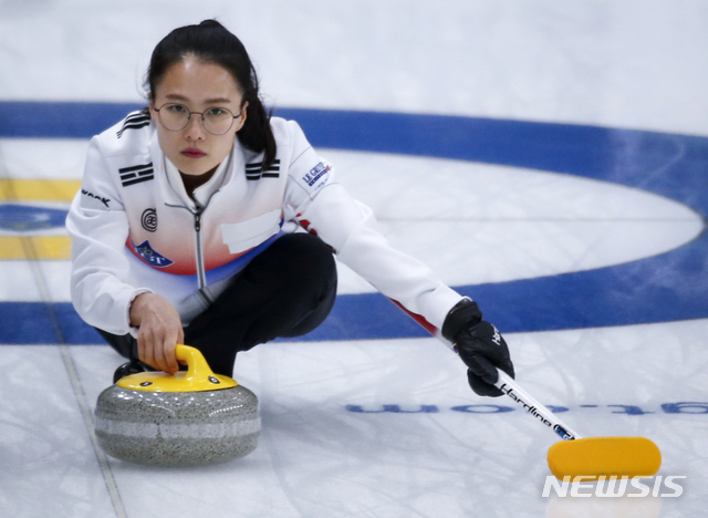 [캘거리=AP/뉴시스]한국 여자 컬링 스킵 김은정이 5일(현지시간) 캐나다 앨버타주 캘거리에서 열린 세계컬링연맹(WCF) 여자 컬링 선수권 대회 예선 9차전 덴마크와 경기 중 샷하고 있다. 스킵 김은정, 리드 김선영, 세컨드 김초희, 서드 김경애, 후보 김영미로 이뤄진 '팀 킴'은 덴마크(팀 두폰트)에 4-6으로 패해 3승 6패 공동 10위를 기록했다. 2021.05.06.