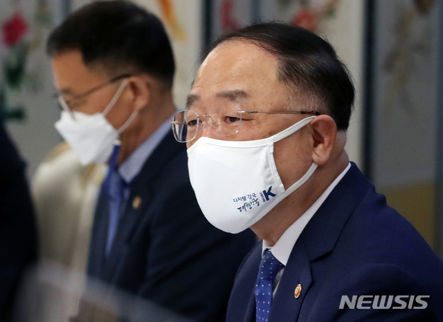 [서울=뉴시스]김명원 기자 = 홍남기 경제부총리 겸 기획재정부 장관이 6일 오전 서울 종로구 정부서울청사 국무위원식당에서 열린 제21차 부동산시장 점검 관계장관회의에 참석해 발언하고 있다. (공동취재사진) 2021.05.06. photo@newsis.com