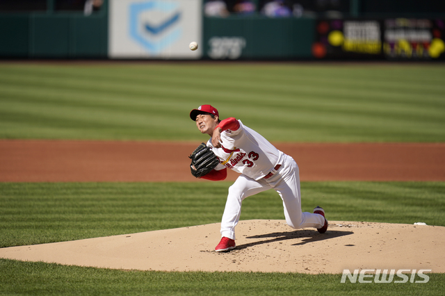 [세인트루이스=AP/뉴시스]세인트루이스 카디널스 김광현이 5일(현지시간) 미 미주리주 세인트루이스의 부시스타디움에서 열린 2021 메이저리그 뉴욕 메츠와의 더블헤더 1차전에 선발 등판해 1회 투구하고 있다. 김광현은 4이닝 2피안타 3볼넷 1실점하고 팀이 2-1로 앞선 4회 말 대타로 교체됐다. 2021.05.06.