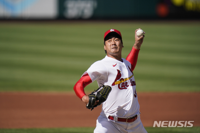 [세인트루이스=AP/뉴시스]세인트루이스 카디널스 김광현이 5일(현지시간) 미 미주리주 세인트루이스의 부시스타디움에서 열린 2021 메이저리그 뉴욕 메츠와의 더블헤더 1차전에 선발 등판해 1회 투구하고 있다. 김광현은 4이닝 2피안타 3볼넷 1실점하고 팀이 2-1로 앞선 4회 말 대타로 교체됐다. 2021.05.06.