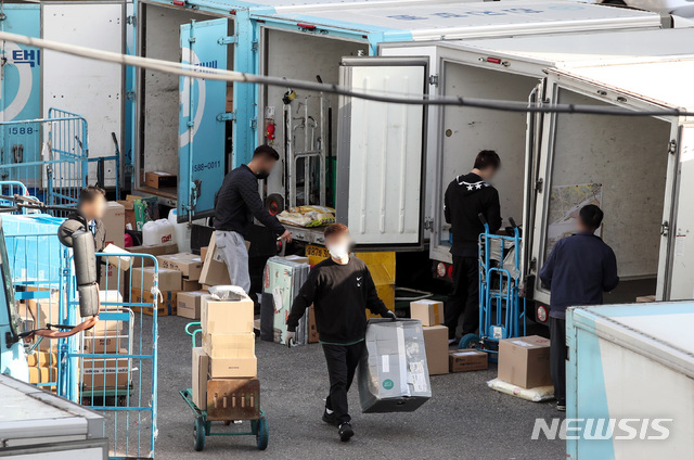 [서울=뉴시스]김병문 기자 = 민주노총 서비스연맹 전국택배노동조합(택배노조)이 전 조합원을 대상으로 총파업에 돌입할지를 결정하는 투표를 진행하는 6일 오전 서울 한 택배사 물류센터에서 택배 노동자들이 분류 및 상차 작업을 하고 있다. 2021.05.06. dadazon@newsis.com