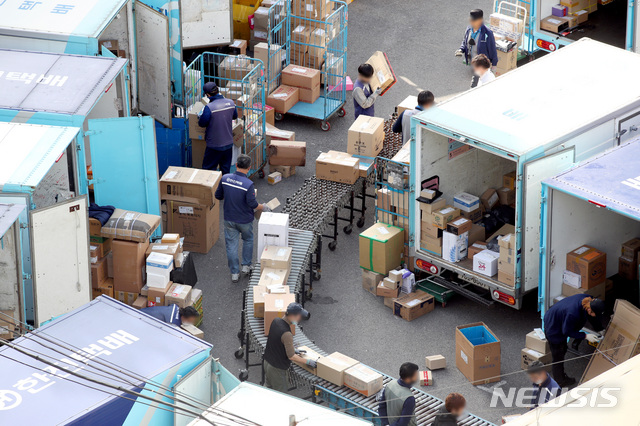 [서울=뉴시스]김병문 기자 = 지난 6일 오전 서울 한 택배사 물류센터에서 택배 노동자들이 분류 및 상차 작업을 하고 있다. 2021.05.06. dadazon@newsis.com