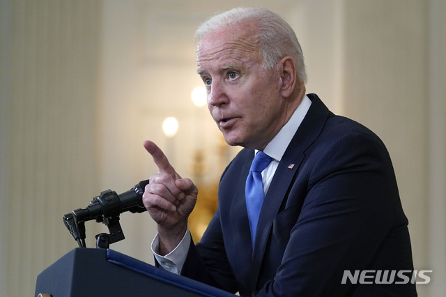 [워싱턴=AP/뉴시스]조 바이든 미국 대통령이 5일(현지시간) 백악관 다이닝 룸에서 '미국 구조계획'(American Rescue Plan) 이행 상황 공유 기자회견 중 취재진의 질문을 받고 있다. 바이든 대통령은 이 자리에서 코로나19 백신 지식재산권(IP) 일시 면제를 지지한다는 견해를 밝혔다. 2021.05.06.