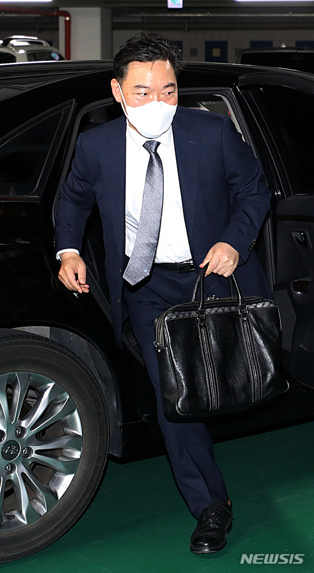 [서울=뉴시스]박주성 기자 = 김오수 검찰총장 후보자가 6일 오전 인사청문회 준비 사무실이 차려진 서울 서초구 서울고등검찰청으로 출근하고 있다. 2021.05.06. park7691@newsis.com