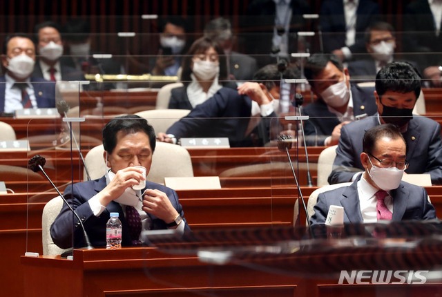 [서울=뉴시스]김진아 기자 = 김기현 국민의힘 당 대표 권한대행이 6일 오전 서울 여의도 국회에서 열린 국민의힘 긴급의원총회에 참석해 물을 마시고 있다. (공동취재사진) 2021.05.06. photo@newsis.com