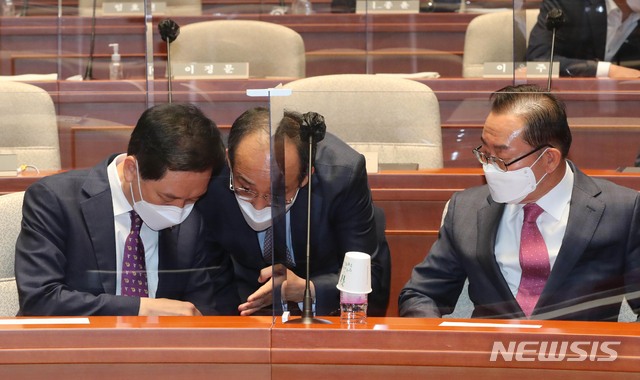 [서울=뉴시스]김진아 기자 = 국민의힘 김기현 당 대표 권한대행과 추경호 원내수석부대표가 6일 오전 서울 여의도 국회에서 열린 국민의힘 긴급의원총회에 참석해 대화를 하고 있다. (공동취재사진) 2021.05.06. photo@newsis.com