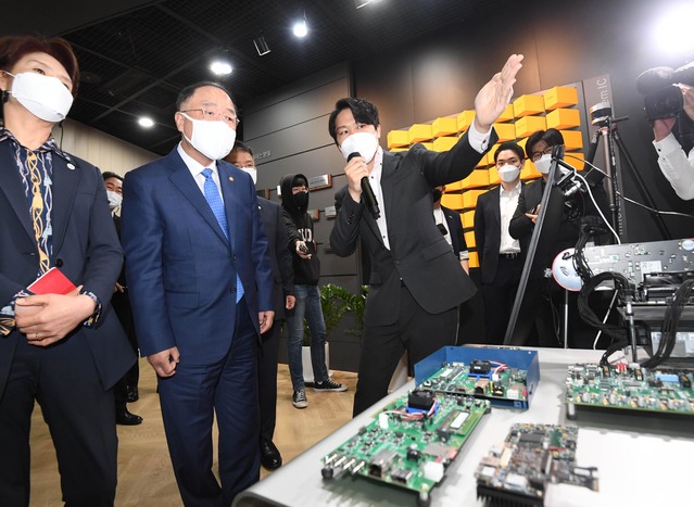[서울=뉴시스]홍남기 부총리 겸 기획재정부 장관이 6일 경기도 성남 시스템반도체 설계지원센터에서 관계자로부터 설계지원사업 추진현황과 장비 구축상황 및 테스트시연 설명을 듣고 있다. (사진=기획재정부 제공) 2021.05.06. photo@newsis.com *재판매 및 DB 금지
