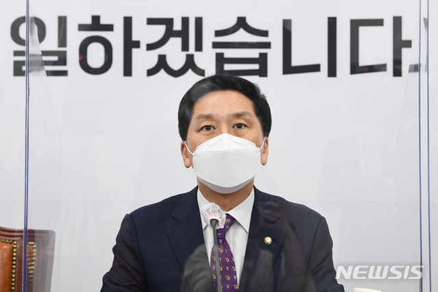 [서울=뉴시스]김진아 기자 = 김기현 국민의힘 당 대표 권한대행 겸 원내대표가 6일 오전 서울 여의도 국회에서 열린 비상대책위원회의에 참석해 발언을 하고 있다. (공동취재사진) 2021.05.06. photo@newsis.com