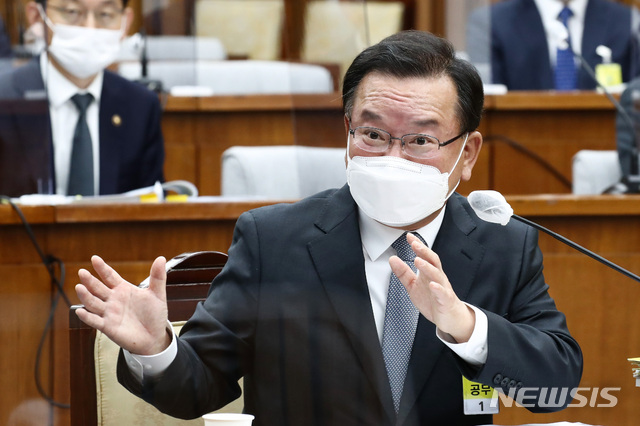 [서울=뉴시스]최동준 기자 = 김부겸 국무총리 후보자가 6일 서울 여의도 국회에서 열린 인사청문회에서 질의에 답변하고 있다. (공동취재사진) 2021.05.06. photo@newsis.com