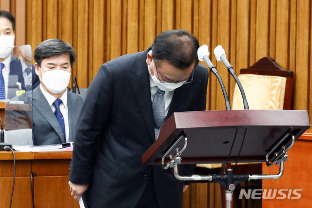 [서울=뉴시스]최동준 기자 = 김부겸 국무총리 후보자가 6일 서울 여의도 국회에서 열린 인사청문회에서 발언을 마치고 인사하고 있다. (공동취재사진) 2021.05.06. photo@newsis.com