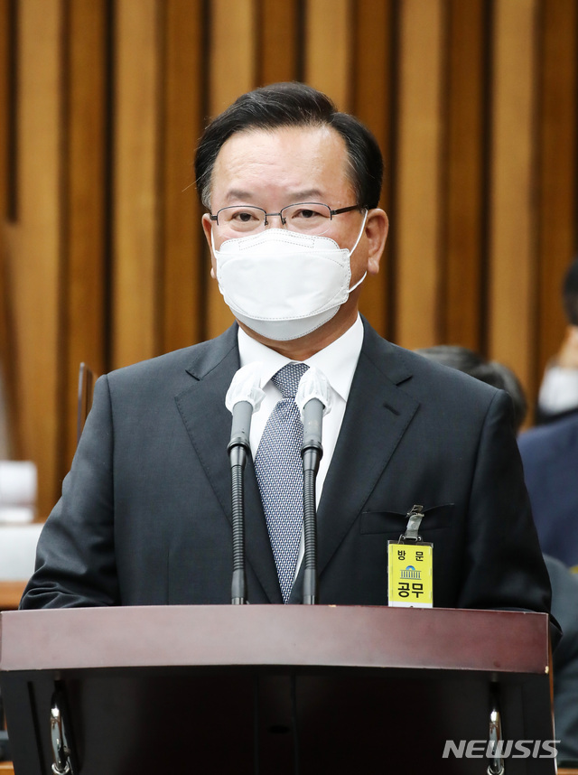 [서울=뉴시스]최동준 기자 = 김부겸 국무총리 후보자가 6일 서울 여의도 국회에서 열린 인사청문회에서 발언을 하고 있다. (공동취재사진) 2021.05.06. photo@newsis.com