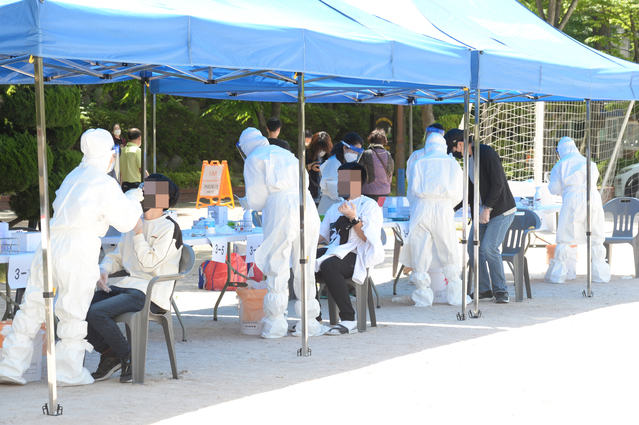 [울산=뉴시스] 배병수 기자 = 울산 남구 한 중학교 학생이 코로나19 확진판정을 받은 6일 오전 해당 중학교 임시 선별검사소에서 학생들이 코로나19 검사를 받고 있다. 2021.05.06. bbs@newsis.com