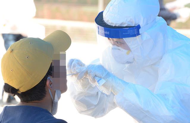 [울산=뉴시스] 배병수 기자 = 울산 남구 한 중학교 학생이 코로나19 확진판정을 받은 6일 오전 해당 중학교 임시 선별검사소에서 한 학생이 코로나19 검사를 받고 있다. 2021.05.06. bbs@newsis.com