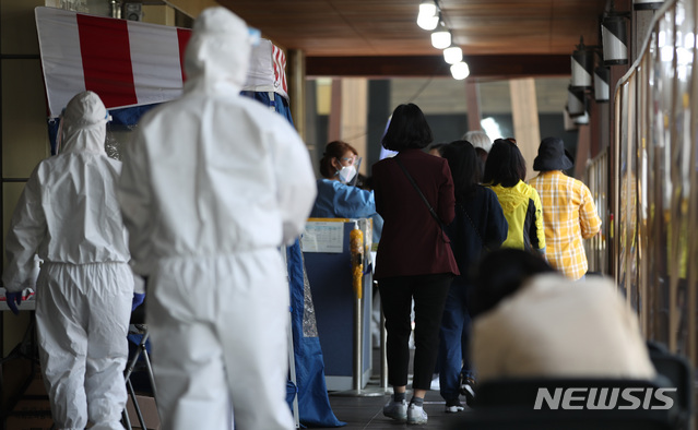 [서울=뉴시스]조수정 기자 = 0시 기준 국내 코로나19 신규확진자가 574명 발생한 6일 서울 시내 한 보건소 코로나19 선별진료소에서 검사를 받으려는 시민들이 줄서 있다. 2021.05.06. chocrystal@newsis.com