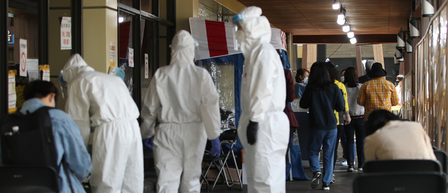 [서울=뉴시스]조수정 기자 = 0시 기준 국내 코로나19 신규확진자가 574명 발생한 6일 서울 시내 한 보건소 코로나19 선별진료소에서 검사를 받으려는 시민들이 줄서 있다. 2021.05.06. chocrystal@newsis.com