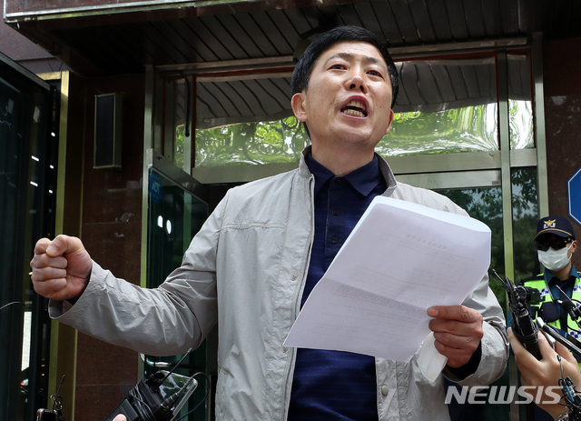 [서울=뉴시스]박주성 기자 = 박상학 자유북한운동연합 대표가 지난 6일 서울시내 사무실 앞에서 경찰의 압수수색 관련 입장을 밝히고 있다. (공동취재사진) 2021.05.06. photo@newsis.com
