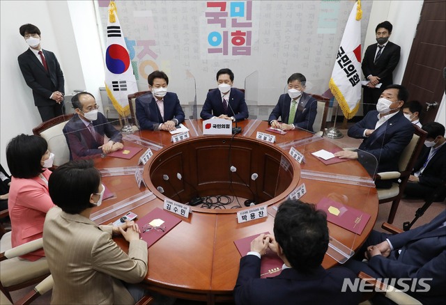 [서울=뉴시스]김진아 기자 = 김기현 국민의힘 당대표 권한대행 겸 원내대표가 6일 오후 서울 여의도 국회에서 열린 제1차 전당대회 준비위원회의에서 발언을 하고 있다. (공동취재사진) 2021.05.06. photo@newsis.com