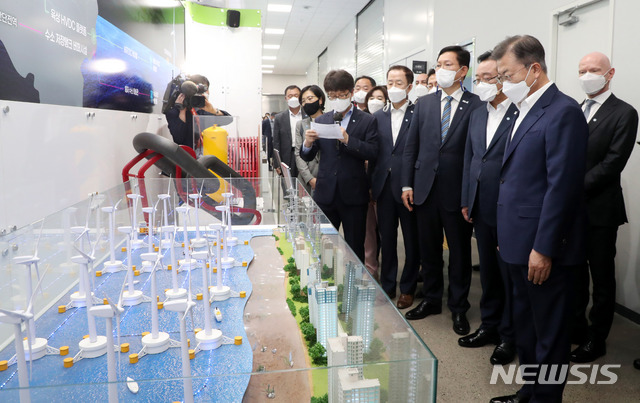 [울산=뉴시스]박영태 기자 = 문재인 대통령이 6일 오후 울산광역시 남구 3D프린팅 지식산업센터에서 열린 ‘울산 부유식 해상풍력 전략 보고’에 참석해 전시된 부유식 해상풍력기 모형을 노르웨이, 덴마크, 독일, 스페인 대사들과 함께 관람하고 있다. 2021.05.06. since1999@newsis.com