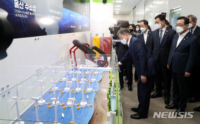 [울산=뉴시스]박영태 기자 = 문재인 대통령이 6일 오후 울산광역시 남구 3D프린팅 지식산업센터에서 열린 ‘울산 부유식 해상풍력 전략 보고’에 참석해 전시된 부유식 해상풍력기 모형을 살펴보고 있다. 2021.05.06. since1999@newsis.com