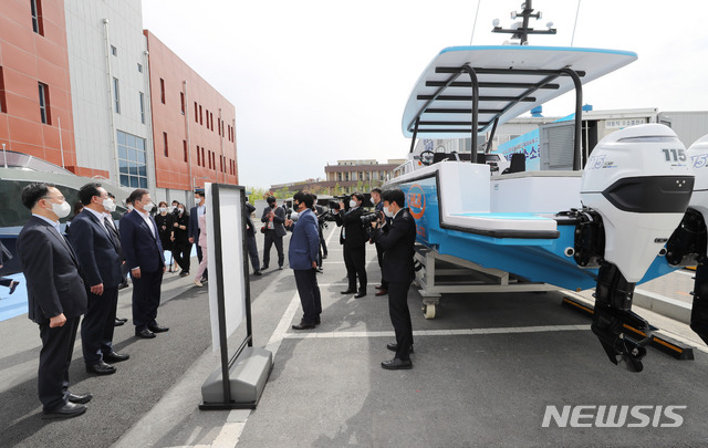 [울산=뉴시스]박영태 기자 = 문재인 대통령이 6일 오후 울산 남구 수소연료전지 실증화센터를 찾아 수소 선박에 대해 설명을 듣고 있다. 2021.05.06. since1999@newsis.com