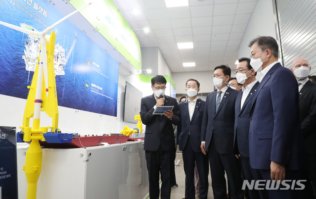 [울산=뉴시스]박영태 기자 = 문재인 대통령이 6일 오후 울산광역시 남구 3D프린팅 지식산업센터에서 열린 ‘울산 부유식 해상풍력 전략 보고’에 참석해 전시된 부유식 해상풍력기 모형을 노르웨이, 덴마크, 독일, 스페인 대사들과 함께 관람하고 있다. 2021.05.06. since1999@newsis.com