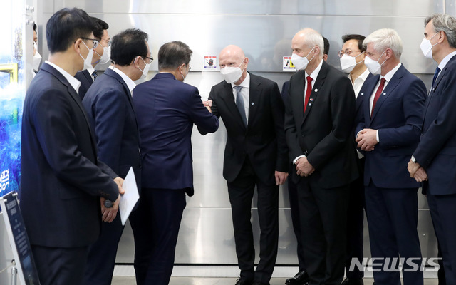 [울산=뉴시스]박영태 기자 = 문재인 대통령이 6일 오후 울산광역시 남구 3D프린팅 지식산업센터에서 열린 ‘울산 부유식 해상풍력 전략 보고’에 참석하며 노르웨이, 덴마크, 독일, 스페인 대사들과 인사를 나누고 있다. 2021.05.06. since1999@newsis.com