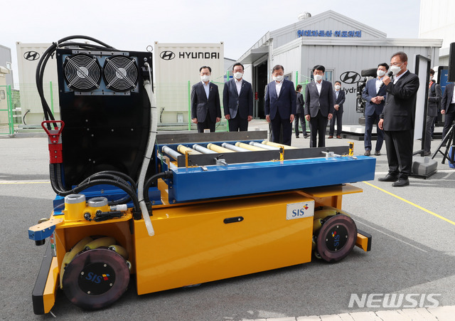 [울산=뉴시스]박영태 기자 = 문재인 대통령이 6일 오후 울산 마구 수소연료전지 실증화센터를 찾아 수소 무인 운반차에 대해 설명을 듣고 있다. 2021.05.06. since1999@newsis.com