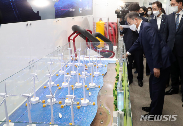 [울산=뉴시스]박영태 기자 = 문재인 대통령이 6일 오후 울산광역시 남구 3D프린팅 지식산업센터에서 열린 ‘울산 부유식 해상풍력 전략 보고’에 참석해 전시된 부유식 해상풍력기 모형을 살펴보고 있다. 2021.05.06. since1999@newsis.com